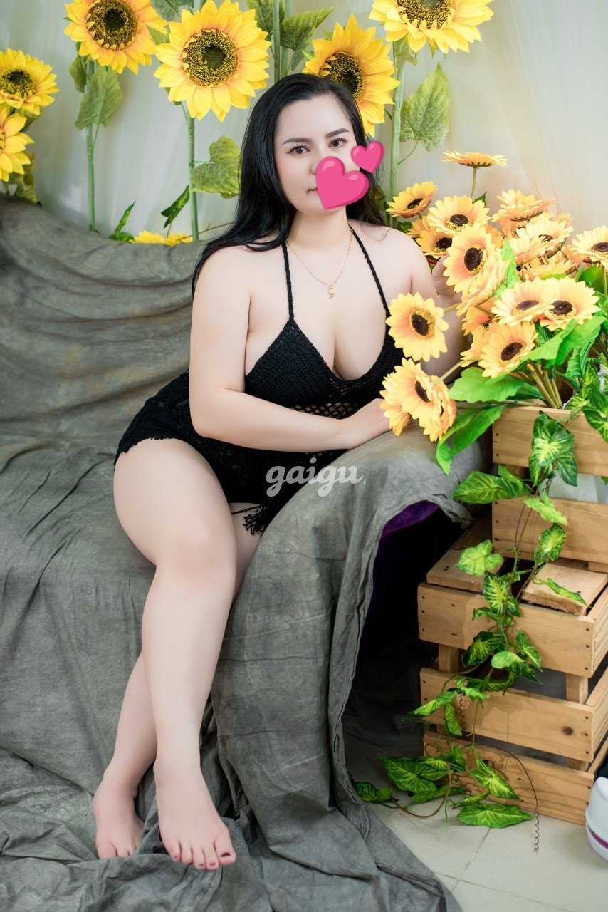 THÙY LINH Vú To_Làm Tình Bao Phê_Giá Lại Rất Rẻ…