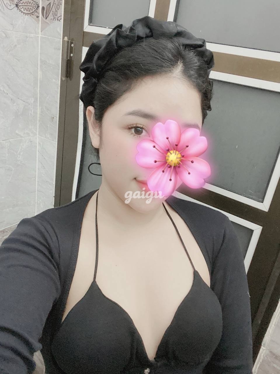 959132 - Huyền Trang . Gai tơ 2k4 trắng xinh ngày đầu vào nghề.