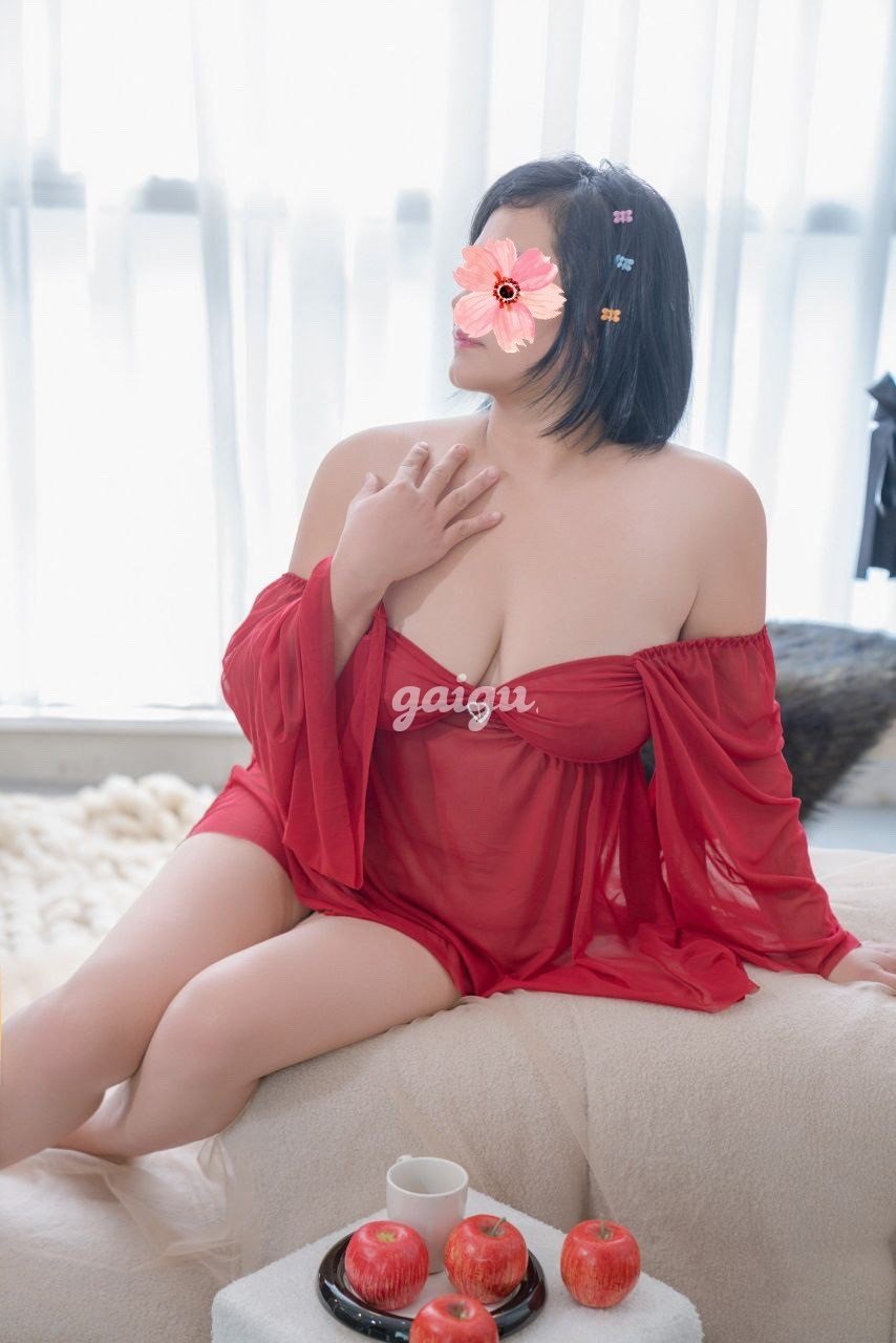 973018 - YẾN NHI EM GÁI NGOAN HIỀN,PHỤC VỤ NHIỆT TÌNH,BÚ CU MIỆT MÀI