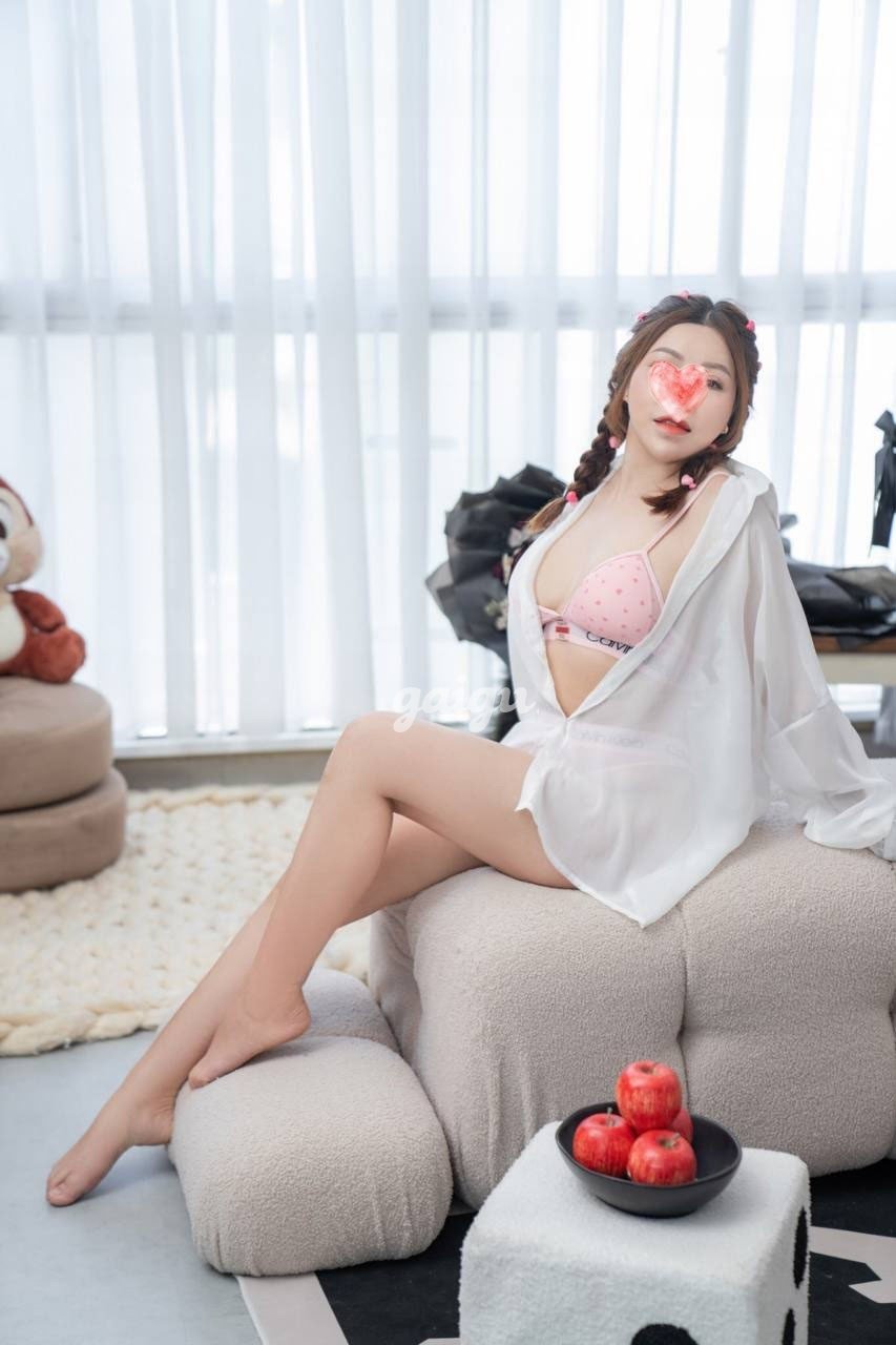 1048349 - ❤️ Hồng Trang ❤️Mặt xinh Tây,Thân hình bé nhỏ , Hàng đẹp bím hồng