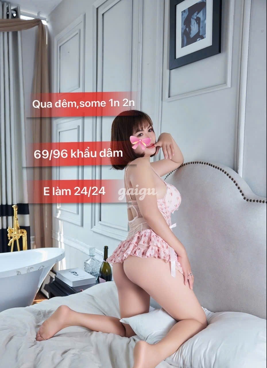 1267782 - HÀ VY XINH XẮN VÚ TO KẸP XÚC XÍCH ĐÁ BI BÚ CU RẤT DÂM CHIỀU KHÁCH