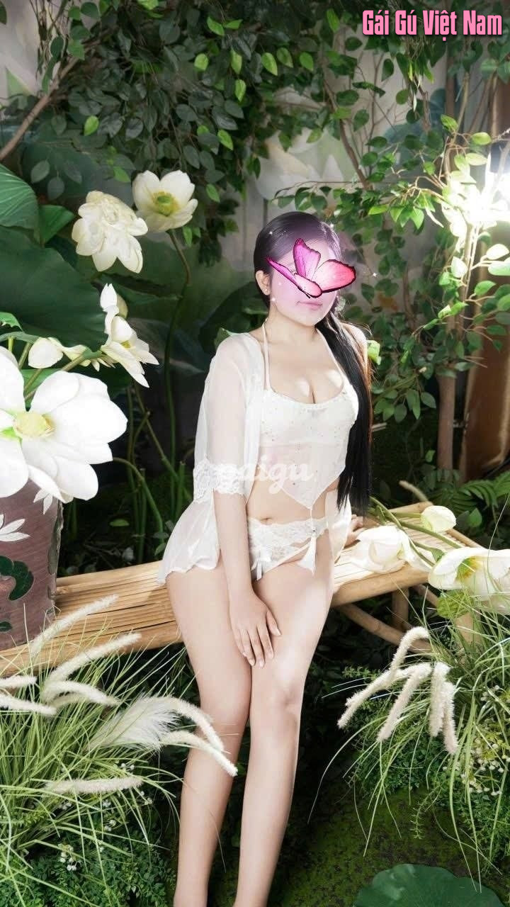 QUỲNH ANH 2K4 XINH TRẺ TRUNG VÚ BƯỚM NÓNG BỎNG HÀNG VỪA VÀO NGHỀ RẤT CHIỀU KHÁCH